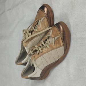 Hushpuppies Gold and Creme Tennis Shoes Lace Up Sneakers Size 8M